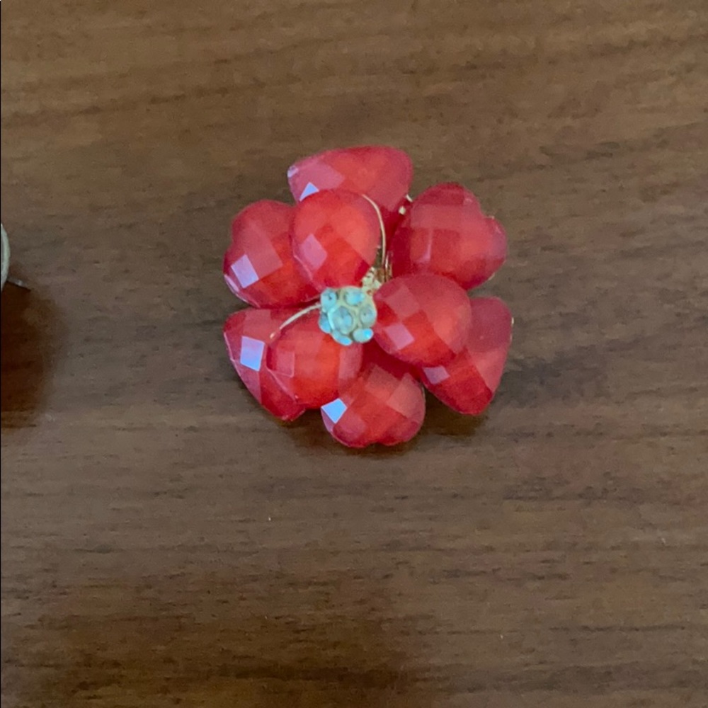 Fun red flower statement earrings - Picture 3 of 3